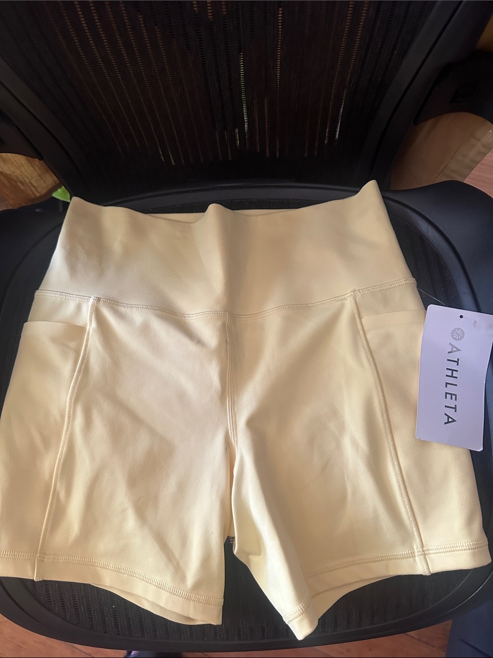 New with Tags Athleta Salutation Stash High Rise short 5" w/ pockets, sz: Small